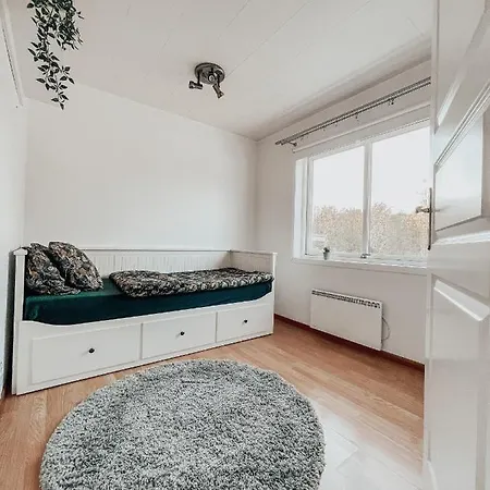 With 2bedrooms Near The Train And Buss Station 아파트 *