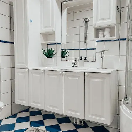 With 2bedrooms Near The Train And Buss Station